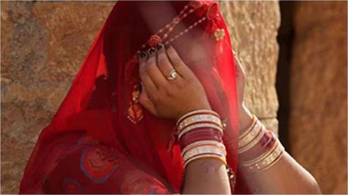 हनीमूनच्या रात्री बायको वाट पाहून थकली अन् सकाळी नवरा जाऊबाईच्या खोलीतून बाहेर येताना दिसला... 