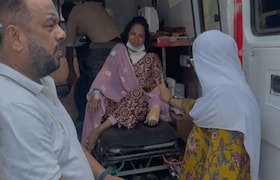 कुकरचा स्फोट झाल्याने गंभीररित्या भाजल्या, तरीही राष्ट्रवादीच्या महिला उमेदवाराने व्हिलचेअरवर येत भरला अर्ज Thane Mahanagar Palika Election 2026