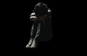 आई पोलीस दलात सक्रिय, लेकीवर सावत्र बापाने बंद दाराआड केला अत्याचार, लाज आणणारी घटना crime news