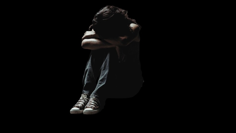 आई पोलीस दलात सक्रिय, लेकीवर सावत्र बापाने बंद दाराआड केला अत्याचार, लाज आणणारी घटना crime news