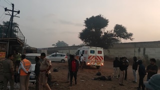 कोल्हापूर : शेकोटीसाठी रस्त्याच्या बाजूला थांबले, इनोव्हा कार आली चिरडून गेली, तावडे हॉटेल चौकात तिघांचा मृत्यू Mumbai Tak