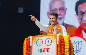 'बुरखेवाली मेयर बनेगी...' आम्हाला वाटलं आता मराठी माणसाबद्दल...', CM फडणवीसांनी ठाकरेंना डिवचलं waris pathan said a burqa clad woman will become mayor we thought that those who speak about marathi people would now criticize him cm fadnavis gave a new challenge to thackeray brothers