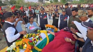 काळीज पिळवटणारा व्हिडीओ, पत्नीच्या डिलिव्हरीसाठी आलेल्या जवानाचा मृत्यू, आईसह 8 तासांच्या लेकीने घेतले अंत्यदर्शन; महाराष्ट्र हळहळला Mumbai Tak