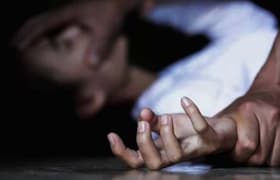 शौचासाठी रात्री घराबाहेर पडलेल्या अल्पवयीन मुलीवर सामूहिक अत्याचार, व्हॅनमध्ये आढळली पीडिता, हादरवून टाकणारी घटना crime news