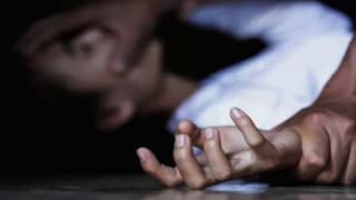 शौचासाठी रात्री घराबाहेर पडलेल्या अल्पवयीन मुलीवर सामूहिक अत्याचार, व्हॅनमध्ये आढळली पीडिता, हादरवून टाकणारी घटना Mumbai Tak