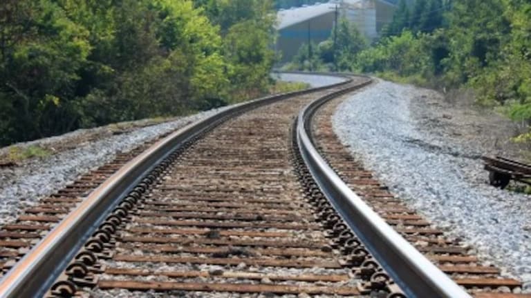 प्रियकर सरकारी नोकरी मिळाल्यानंतर प्रेमाला विसरला, त्या' लोभापोटी दुसऱ्या तरुणीला केलं जवळ, पीडितेनं रेल्वेखाली संपवलं जीवन crime news