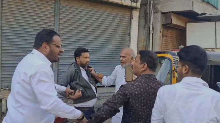 सरकारी कर्मचारी काँग्रेस उमेदवार असलेल्या आईचा प्रचार करत असल्याचा आरोप, केंद्राबाहेर ओढत नेलं; जालन्यात राडा Jalna Mahanagapalika election