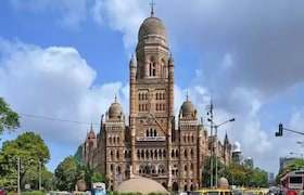 मुंबईतील झोपड्या, चाळी आणि इमारतीतून कोणाला किती मतदान? आज तक अॅक्सिस एक्झिटपोलनं वर्तवला अंदाज BMC Election Exit Poll