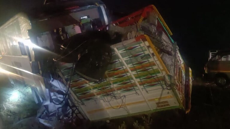 पुण्याहून मालेगावला निघालेल्या खासगी बसचा भीषण अपघात, 4 प्रवाशांचा मृत्यू; 22 जण जखमी Nashik Private Bus Accident