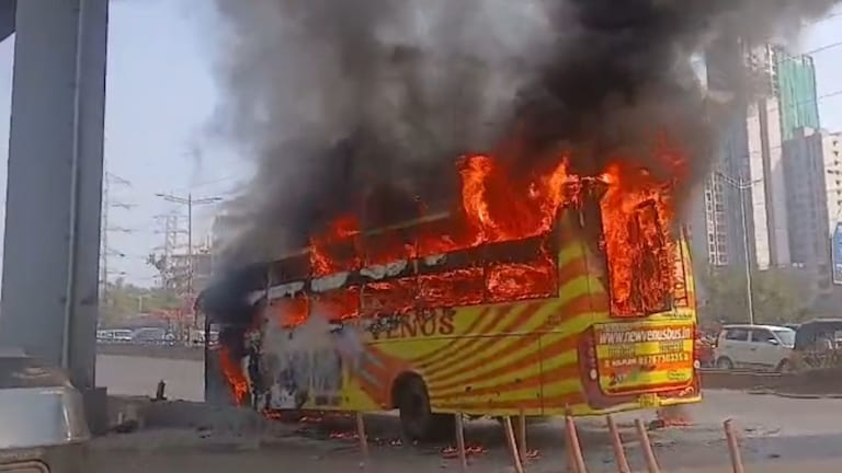 मुंबई: कांदिवलीत धावत्या बसला भीषण आग, संपूर्ण परिसरात आगीचे लोट; वेस्टर्न एक्सप्रेस हायवेवर काय घडलं? कांदिवलीत धावत्या बसला भीषण आग,