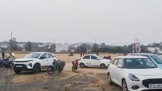 क्रिकेटच्या मैदानावर सरकारी कर्मचाऱ्याची हत्या, बायकोच्या सांगण्यावरुन दोन संघांमधील वाद मिटवायला जाणं महागात Mumbai Tak