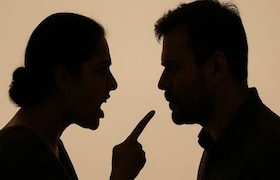 पत्नीचा शहरातच राहण्याचा हट्ट... रागाच्या भरात पतीने गळा दाबून संपवलं! कौटुंबिक वादातून धक्कादायक घटना रागाच्या भरात पतीने गळा दाबून संपवलं!