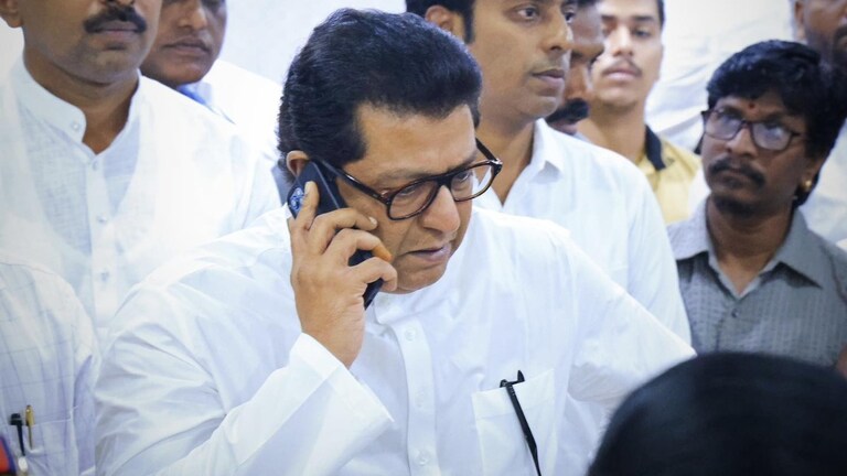 KDMC: राज ठाकरेंच्या मनसेने पुन्हा बदलली भूमिका?, ज्यांच्या विरुद्ध लढले त्यांच्यासोबतच गेले सत्तेत... raj thackeray party mns has changed its stance once again supporting shinde shiv sena in kdmc and joining ruling coalition