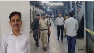 मुंबई : लोकल ट्रेनमध्ये वादावादी, खाली उतरताना प्राध्यापकाची पोटात चाकू खुपसला; उपचारादरम्यान मृत्यू Mumbai Tak