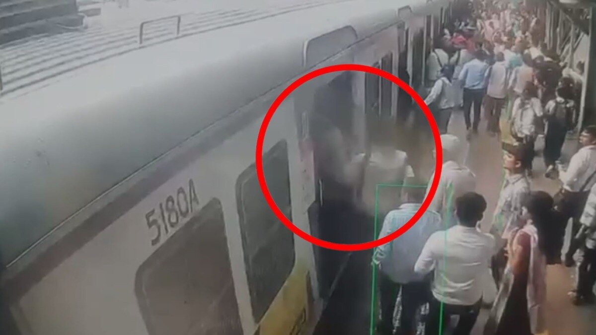 Professor stabbed to death in Mumbai local 