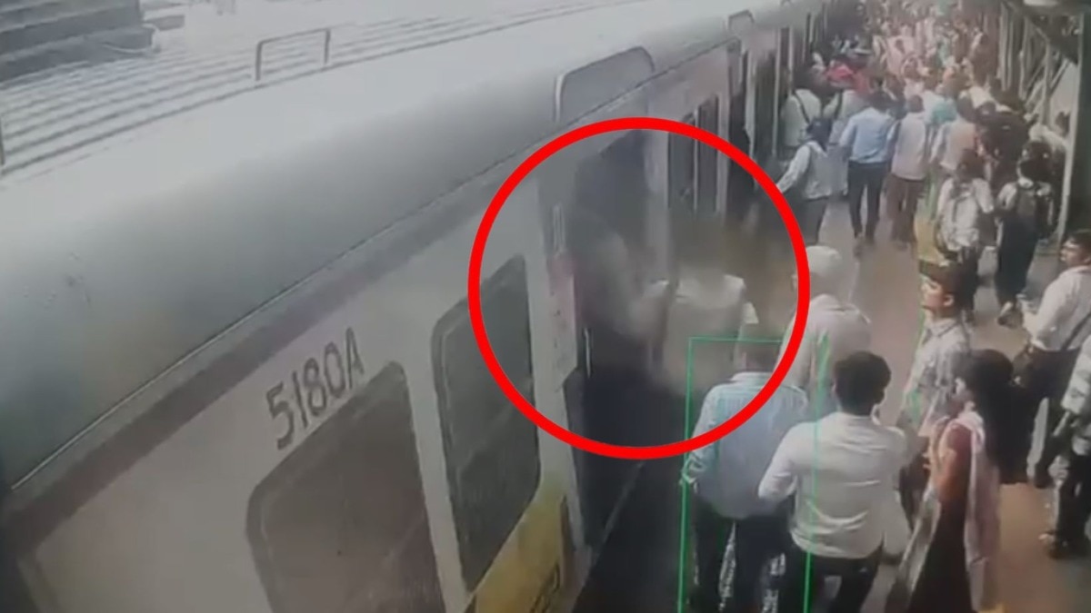 Professor stabbed to death in Mumbai local 