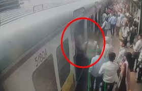 मुंबई : लोकल ट्रेनमध्ये वादावादी अन् प्राध्यापकाची हत्या, मालाडमधील घटनेचं CCTV फुटेज समोर VIDEO Professor stabbed to death in Mumbai local