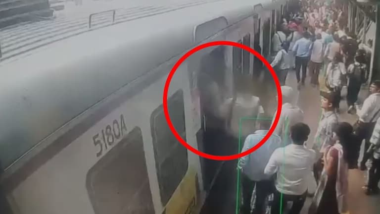 मुंबई : लोकल ट्रेनमध्ये वादावादी अन् प्राध्यापकाची हत्या, मालाडमधील घटनेचं CCTV फुटेज समोर VIDEO Professor stabbed to death in Mumbai local