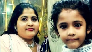 लग्नाला चाललं होतं कुुटुंब, रेल्वे रुळ ओलांडताना माय लेकीचा कुटुंबाच्या डोळ्यादेखत... शुभ कार्यास विरजन Mumbai Tak