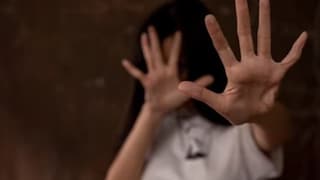 किशोरवयीन मुलीला खोलीत नेत केले सामूहिक अत्याचार, डोळ्यावर इतकं मारलं की काहीही दिसेना Mumbai Tak