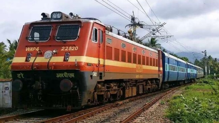 ट्रेन उशीरा आल्याने पेपर चुकला, आता विद्यार्थीनीला भरपाई म्हणून 9 लाख रुपये मिळणार! The student missed the paper due to the train arriving late