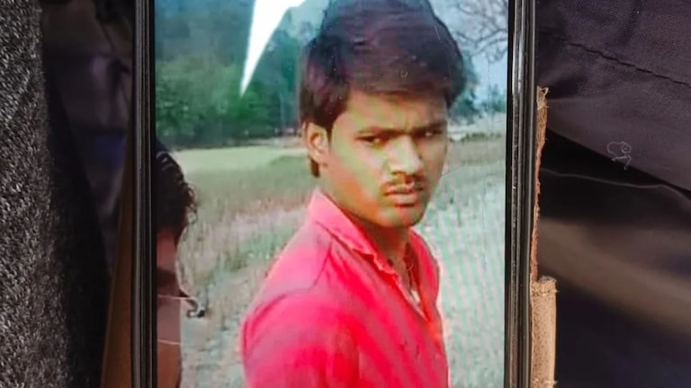 शेतकऱ्याची हत्या करुन मृतदेह मंदिराच्या गेटला लटकवला, बायकोच्या डिलिव्हरीसाठीचे पैसे घेऊन जात असताना घात Crime News