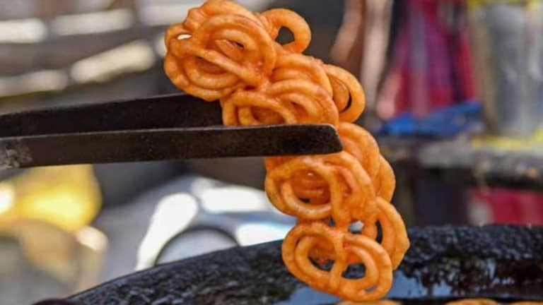 जिलेबीसाठी दुकानदाराने पैशांची मागणी करताच ग्राहक शिक्षक संतापला, मालकाला उकळत्या तेलात ढकललं crime news