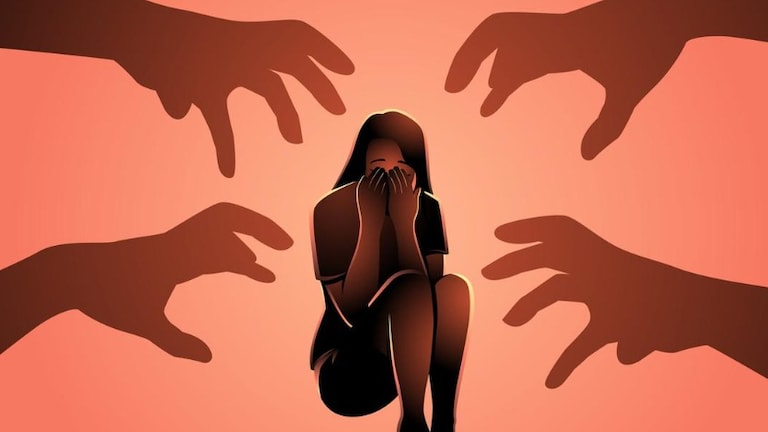 सहा वर्षाच्या चिमुरडीवर 13, 14 आणि 15 वर्षीय मुलाकडून अत्याचार, आरोपीच्या आईने लेकाला पोलिसांच्या ताब्यात दिलं Crime News