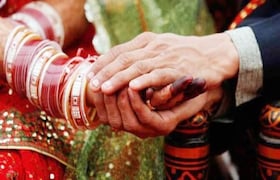 तृतीयपंथीयासोबत लग्न केलं, काही दिवस सोबत राहिला... आणि दागिने-रोकड घेऊन तरुण पसार! Transgender Cheated