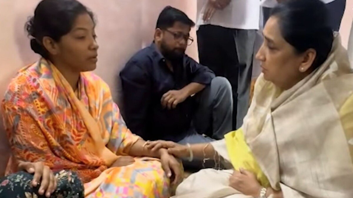 Sunetra Pawar meets Videep Jadhav family