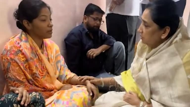 'आयुष्यभर तुमच्यासोबत..', विदीप जाधवांच्या पत्नीचं सांत्वन करताना सुनेत्रा पवार काय म्हणाल्या? VIDEO Sunetra Pawar meets Videep Jadhav family