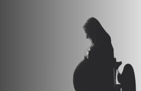 इयत्ता आठवीत शिक्षण घेणाऱ्या विद्यार्थिनीने बाळाला दिला जन्म, वसतिगृहात उडाला गोंधळ crime news