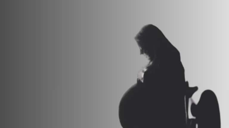 इयत्ता आठवीत शिक्षण घेणाऱ्या विद्यार्थिनीने बाळाला दिला जन्म, वसतिगृहात उडाला गोंधळ crime news