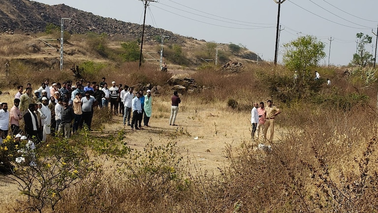 बीडच्या शिरुरमध्ये 30 वर्षीय तरुणाची दगडाने ठेचून हत्या, धक्कादायक कांड समोर Beed crime