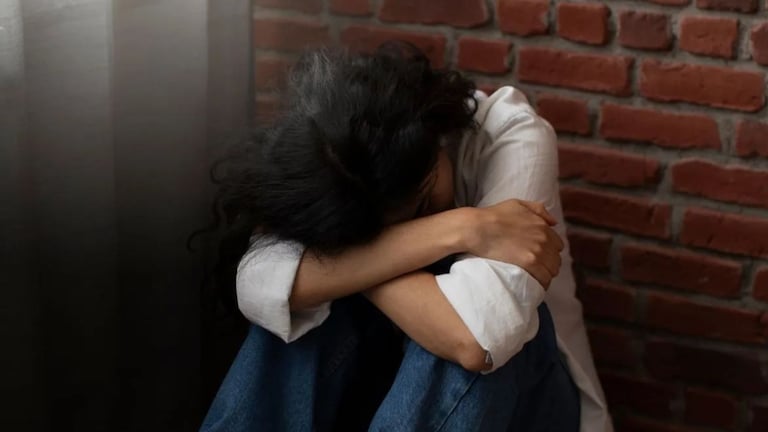 नववीच्या विद्यार्थीनीला वर्गातल्या 5 मुलांनी निर्जनस्थळी नेलं, सहावा बाहेरुन आला अन्... हादरवणारं प्रकरण Crime News Marathi