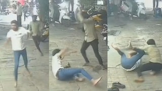 पुणे: मैत्रिणीला फोन करण्यावरून वाद... जिवलग मित्रावरच कोयत्याने प्राणघातक हल्ला, CCTV फुटेज समोर Mumbai Tak