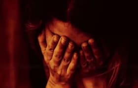 बाप बलात्कार करायचा म्हणून घर सोडलं; 19 वर्षाच्या मुलीनं सांगितली हादरवून टाकणारी कहाणी, 'असं' बाहेर आलं प्रकरण Crime News