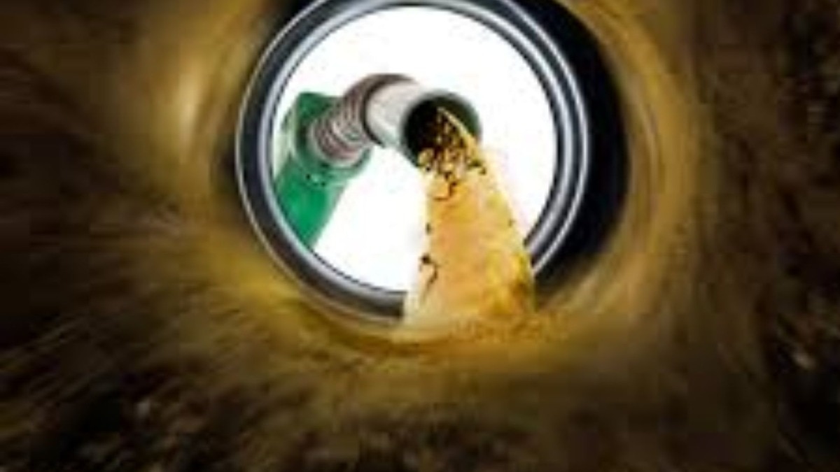 लोखंडी सळ्या चोरल्याच्या संशयावरून पाच किशोरवयीन मुलांना डांबलं, गुप्तांगात पेट्रोल ओतून आईला...