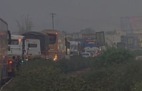 प्रतिक्षा करुन वैगातगलेले वाहनचालक झोपी गेले, अपघातग्रस्त टँकर हटवल्यानंतरही 'पुणे-मुंबई एक्सप्रेस वे'वर वाहतूक कोंडी Pune-Mumbai Expressway traffic jam