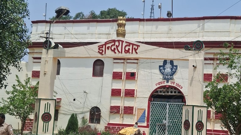 तुरुंग रक्षकानं गळफास घेत संपवलं जीवन, एका महिन्यावर लग्न येऊन ठेपलं होतं.. Crime News