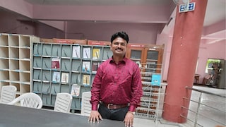 सोलापुरातल्या प्राध्यापकाचा अनोखा विक्रम, 8 विषयात नेट परीक्षा उत्तीर्ण, चौफेर ज्ञान पाहून सर्व आवाक Mumbai Tak