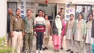 जवानाच्या डोक्यावर विळ्याने सपासप वार, 'त्या' कारणामुळे बायको उठली जीवावर! Mumbai Tak