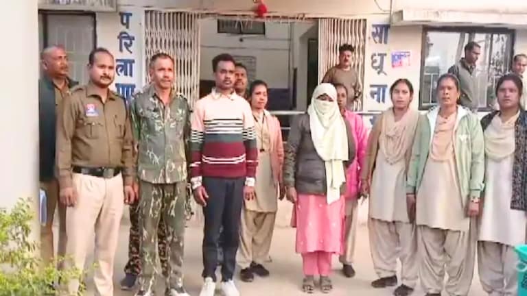 जवानाच्या डोक्यावर विळ्याने सपासप वार, 'त्या' कारणामुळे बायको उठली जीवावर! Crime News