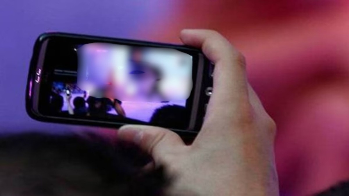 सोशल मीडियावरील 'त्या' व्हायरल व्हिडीओमुळे तरुणीने केली आत्महत्या, आईलाही हृदयविकाराचा झटका; नेमकं काय घडलं?