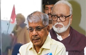 'महात्मा फुले यांच्या पुतळ्याच्या विटंबनामागे RSS', प्रकाश आंबेडकरांचा संताप, भुजबळांनी अमित शाहांना लिहिलं पत्र mahatma jyotiba phule's statue