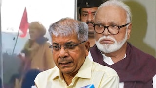 'महात्मा फुले यांच्या पुतळ्याच्या विटंबनामागे RSS', प्रकाश आंबेडकरांचा संताप, भुजबळांनी अमित शाहांना लिहिलं पत्र Mumbai Tak