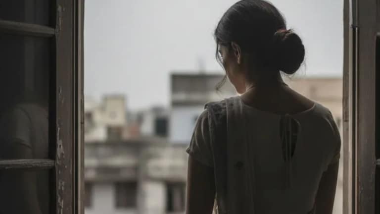 धक्कादायक! पैशांच्या लोभापायी पत्नीची आबरू लुटली; 1000 रुपये घेऊन मित्रांकडून बलात्कार घडवून आणला अन्... पैशांच्या लोभापायी पत्नीची आबरू लुटली