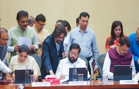 उपमुख्यमंत्री सुनेत्रा पवार यांची मंत्रिमंडळातील पहिलीच बैठक, अजितदादांच्या 'त्या' तीन मागण्यांना मंजुरी sunetra pawar