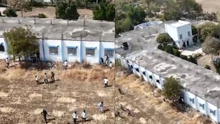 कॉपीमुक्त अभियानाचा फज्जा! बीडमधील परीक्षा केंद्रावर पालकांकडून कॉपीचा पुरवठा... ड्रोनमध्ये कैद, आता FIR चे आदेश Mumbai Tak