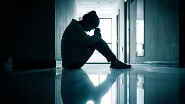 आई गावाला गेली, रात्री घरात बाप अन् मुलगी दोघंच; सकाळी 21 वर्षीय मुलीने मैत्रिणींना सांगितला धक्कादायक प्रकार Crime News